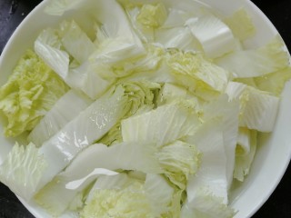 五花肉炖白菜,用盐水浸泡白菜去除农药并将白菜清洗干净