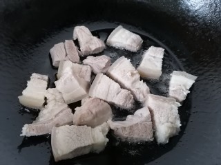 五花肉炖白菜,锅内放油烧热放入五花肉煎一下