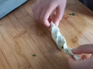 葱油蚕丝饼（饺子皮版）,双手反方向拧，再盘成圆形