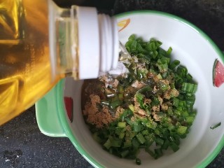 葱油蚕丝饼（饺子皮版）,再把葱花放入碗里，加入一勺盐一五香粉和适量的油搅拌均匀