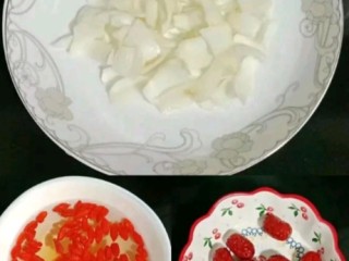 白果百合银耳汤,百合、红枣、枸杞清洗干净