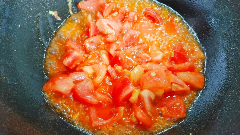 番茄炒鱼片,加入番茄，翻炒至番茄出沙