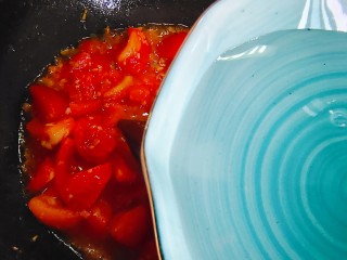番茄炒鱼片,加少许热开水