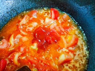 番茄炒鱼片,加适量番茄酱，搅拌均匀