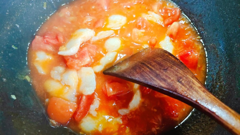 番茄炒鱼片,搅拌至汤汁变得稍稍粘稠