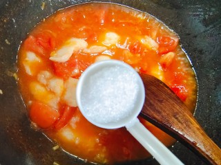 番茄炒鱼片,加一小勺细盐