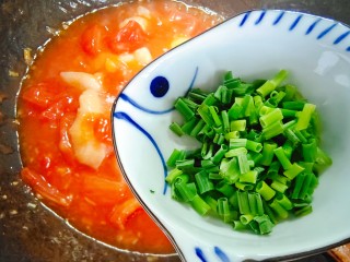 番茄炒鱼片,加入小葱，搅拌均匀，即可