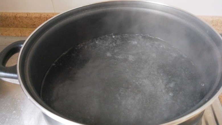 凉拌苦瓜丝,锅中放入适量水烧开。