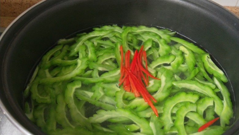 凉拌苦瓜丝,放入小米辣椒。