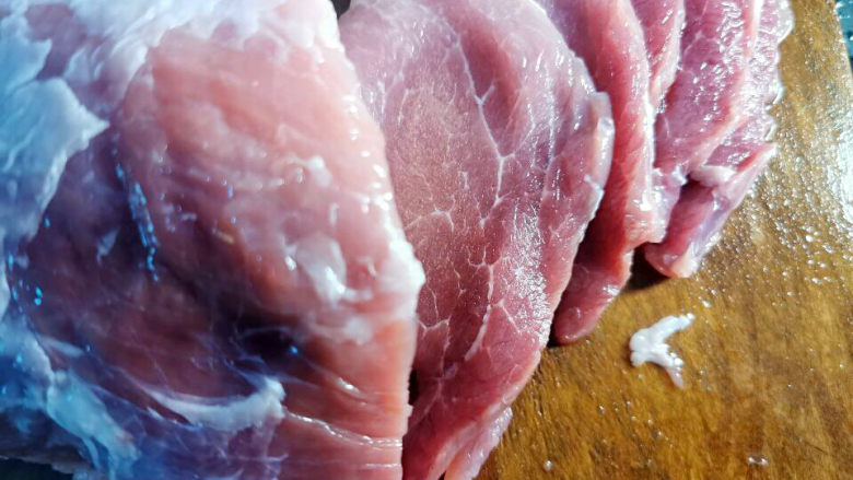 烤里脊肉,猪里脊切片，厚度为0．2公分