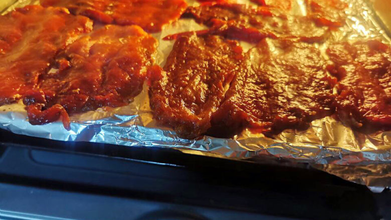 烤里脊肉,烤箱200度，烤10分钟后，肉片翻面再烤8分钟