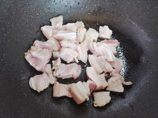 五花肉炖白菜,锅内入少许食用油，油热后下肥肉片