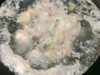 海底椰胡萝卜鸡汤,鸡块冷水入锅，放入姜片，倒入料酒，焯水两分钟