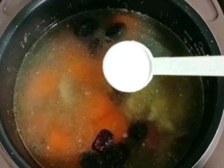 海底椰胡萝卜鸡汤,出锅前加入少许盐调味