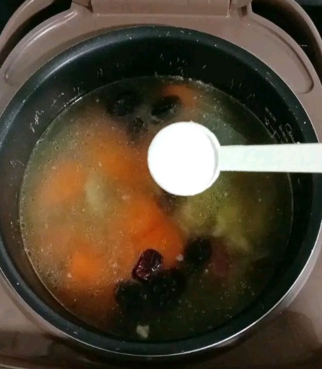 海底椰胡萝卜鸡汤,出锅前加入少许盐调味