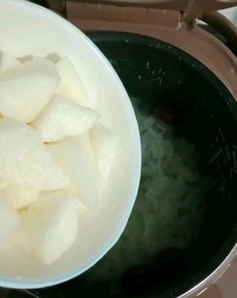 银耳雪梨红枣汤,银耳煮至粘稠时倒入雪梨块煮十分钟