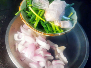五花肉炖白菜,葱切成小段，洋葱切小块，蒜拍扁