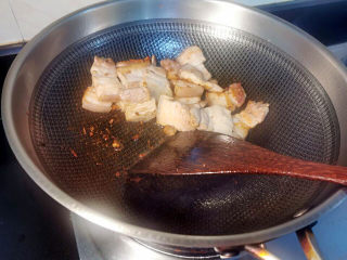 五花肉炖白菜,煸至出油后，移至锅边