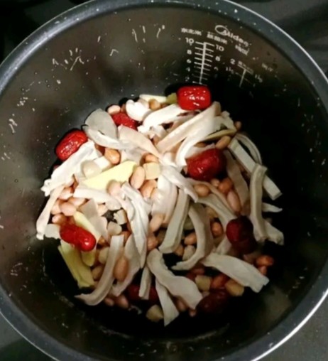 瑶柱花生猪肚汤,除香菇和枸杞外，将全部食材倒入锅中