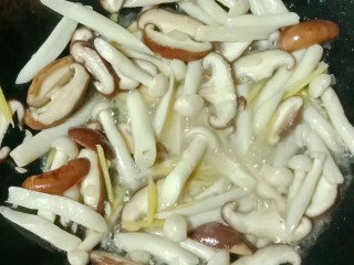 菌菇紫菜蛋花汤,放少许盐炒出香味