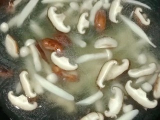 菌菇紫菜蛋花汤,加入适量水煮开
