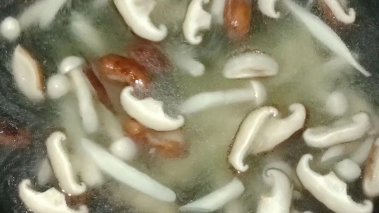 菌菇紫菜蛋花汤,加入适量水煮开