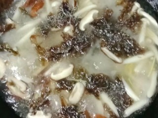 菌菇紫菜蛋花汤,放入紫菜碎