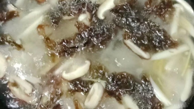 菌菇紫菜蛋花汤,放入紫菜碎