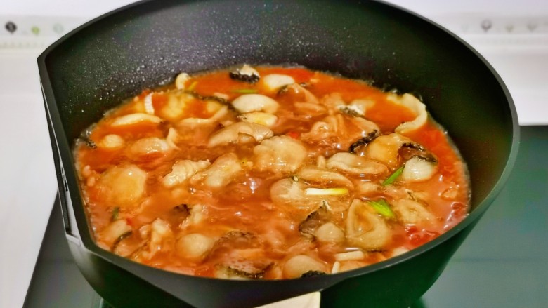 番茄炒鱼片,快速夹入鱼片，加盐大火煮2-3分钟即可。