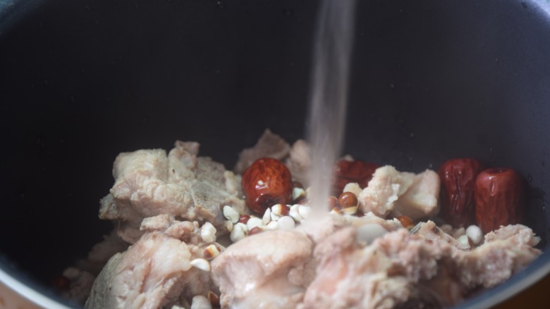 骨汤河粉,将红枣和芡实跟骨头一起放入锅中，加入适量清水