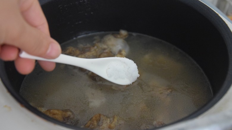 骨汤河粉,熬好的汤加入适量盐，拌匀