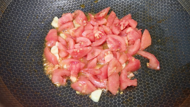 番茄炒鱼片,下入西红柿翻炒均匀。