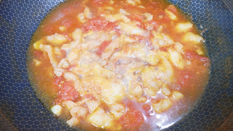 番茄炒鱼片,下入腌好的鱼片煮熟即可。