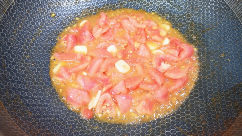 番茄炒鱼片,翻炒至西红柿出汁。