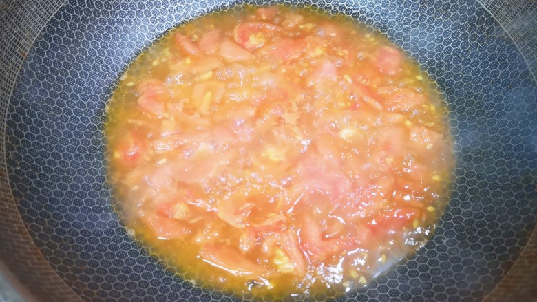 番茄炒鱼片,加入半碗水烧开。