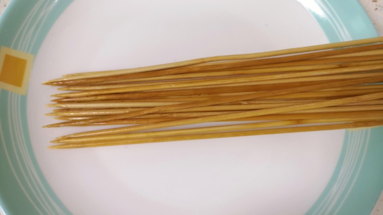 烤里脊肉,竹签用开水烫一下备用。