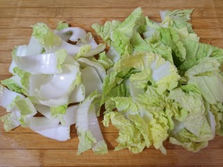 五花肉炖白菜,白菜洗干净菜叶和菜梆分开切。