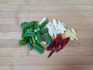 五花肉炖白菜,葱姜蒜和干红辣椒分别切好。