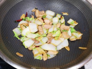 五花肉炖白菜,放蚝油提鲜，翻炒均匀出锅！