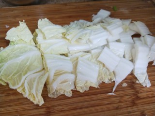 五花肉炖白菜,在中间切一刀在切成块。