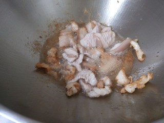 五花肉炖白菜,锅烧热倒入肥肉炒出油在倒入肥瘦肉炒均匀。