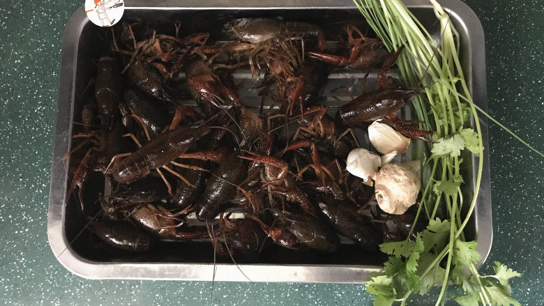 蒜蓉蒸龙虾,准备好食材，<a style='color:red;display:inline-block;' href='/shicai/ 285'>小龙虾</a>，我一般比较喜欢购买这种活的青壳龙虾，虾肉多，虾壳薄；相比于又脏又硬的红壳龙虾，既好吃又好清洗