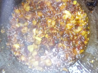 肉沫茄子盖浇饭,炒香的调味料。