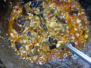 肉沫茄子盖浇饭,糖醋汁倒入，勾芡后起锅。