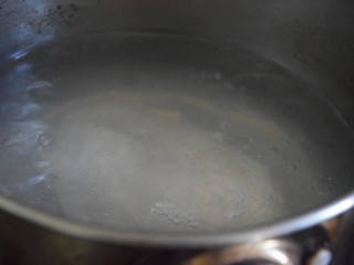 凉拌麻辣鸡丝,鸡胸肉解冻后放入开水锅中，加入料酒煮十分钟
