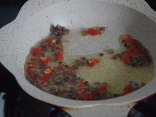 凉拌麻辣鸡丝,热锅凉油，倒入辣椒干跟花椒爆香