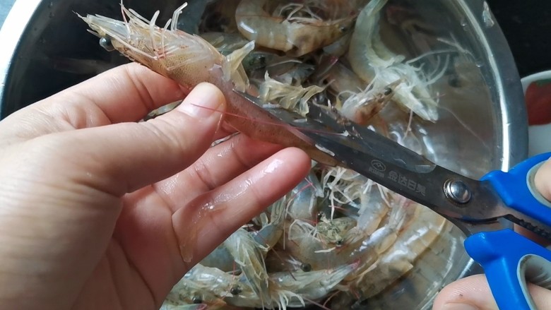 好吃到舔盘的油焖虾,再用剪刀剪掉虾足，虾须