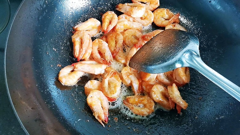 好吃到舔盘的油焖虾,煎出虾油，即能看到虾壳与虾肉分离