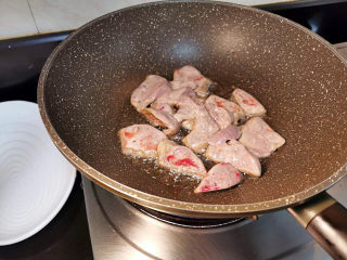 南煎肝,锅中放入少许油，将猪肝煎至表面金黄色，里面八成热取出