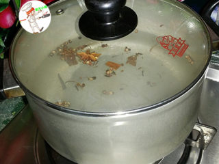 腊肉,锅中放入八角、桂皮、花椒、1小把泡菜盐和适量清水，大火煮开后关火